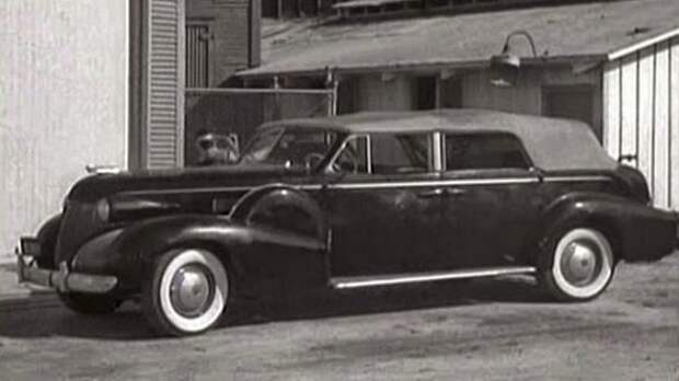 Первым таким стал доработанный Кадиллак 1939 года для фильма Batman в 1943 году. Никаких понтов: batman, Бэтмобиль, авто, автомобили, бэтмен, кинотачки, комиксы, супергерой