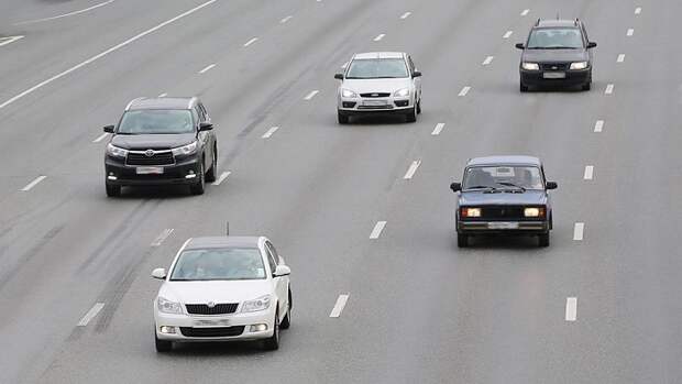 Автомобили на безопасном расстоянии друг от друга/ Фото:drivenn.ru