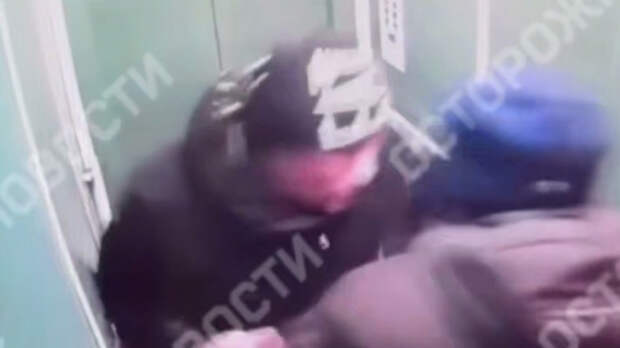 В Барнауле боксер избил в лифте парня с ДЦП / Фото: кадр из видео