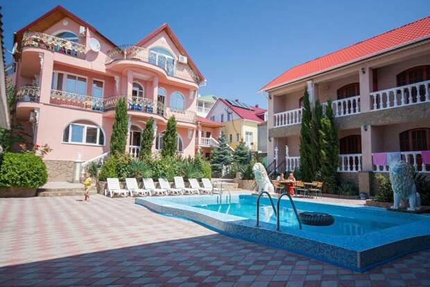 Аксенов рассказал, как вывести из тени 9 тыс. мини-отелей в Крыму