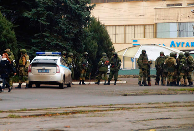 Вооруженные люди в Луганске