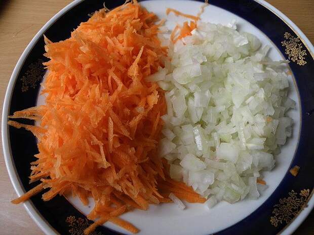 Морковь натереть на крупной терке. пошаговое фото этапа приготовления борща