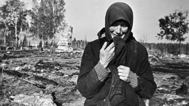 Женщина плачет на развалинах родного села, сожженного фашистами во время Великой Отечественной войны - РИА Новости, 1920, 29.11.2021