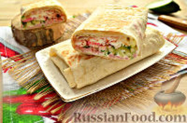 Фото к рецепту: Шаурма с колбасой и крабовыми палочками