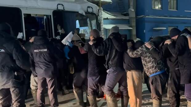 «Главное — ничего не подхватить»: силовиков шокировало стихийное общежитие во время облавы на мигрантов на хладокомбинате