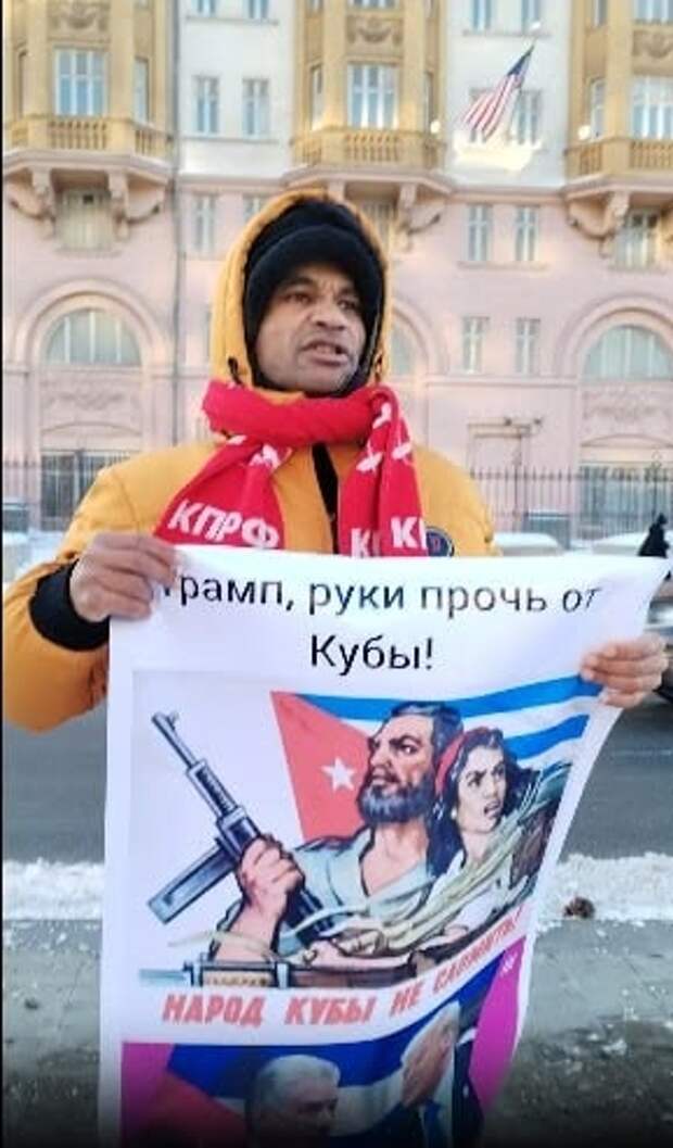 Бывший ополченец ДНР сжег американский флаг под посольством США – его оштрафовали