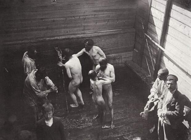 Паломники у источника преподобного Серафима Саровского, Россия, 1904 г.