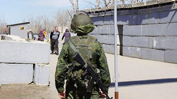 Военнослужащий на КПП Станица Луганская Военнослужащий на КПП Станица Луганская