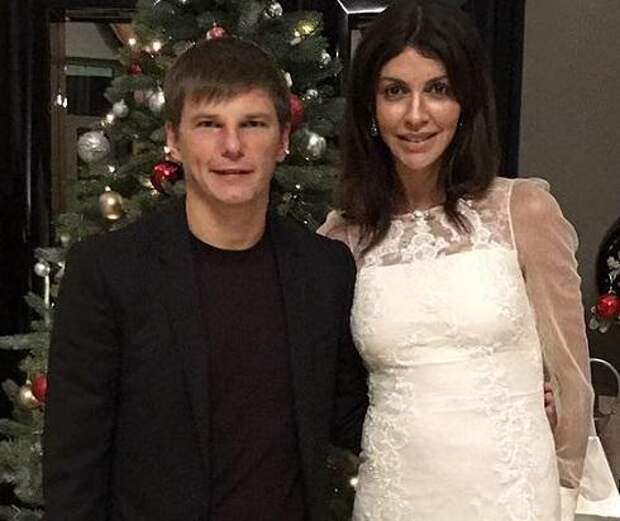 Сейчас Аршавин женат на Алисе Казьминой, которая родила ему дочь Сейчас Аршавин женат на Алисе Казьминой, которая родила ему дочь