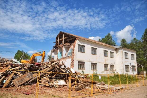 В деревне Воткинского района сносят аварийное здание бывшей школы