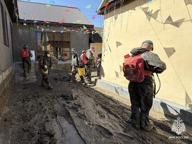 Тульские спасатели проводят дезинфекцию территории и объектов в Дагестане
