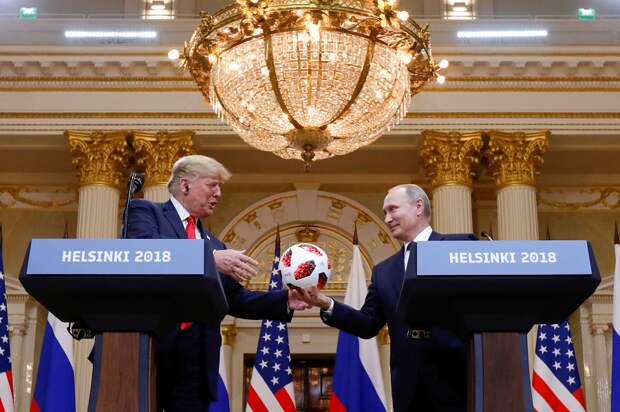 Путин, Трамп и мяч, Хельсинки, июль 2018.png Путин, Трамп и мяч, Хельсинки, июль 2018.png