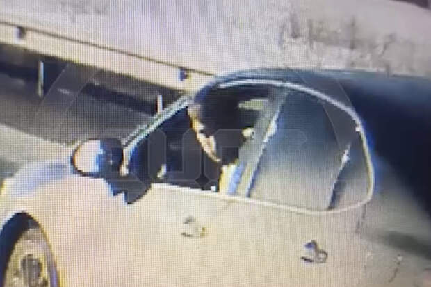 Под Пермью двое мужчин порезали лицо водителю, разбив окно его машины