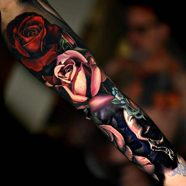 Татуировка рукав из роз и черепов.