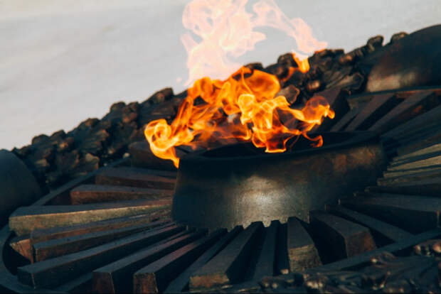 Сотрудники МЧС проверили места горения Вечного огня в Севастополе