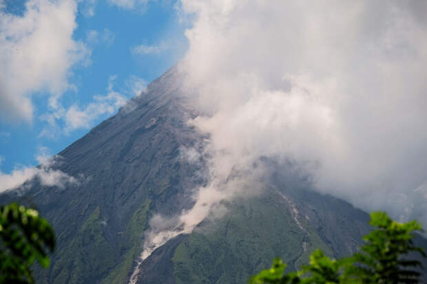 Новые извержения вулкана Руанг произошли на индонезийском острове Сулавеси