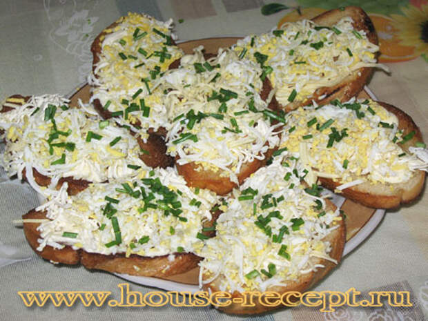 Готовые гренки из батона с яйцом сыром