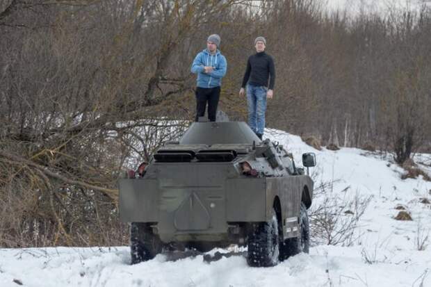 Как и подобает военной технике, попасть внутрь можно исключительно через один из двух люков, расположенный на крыше. БРДМ-2, брдм, броневик, военная техника