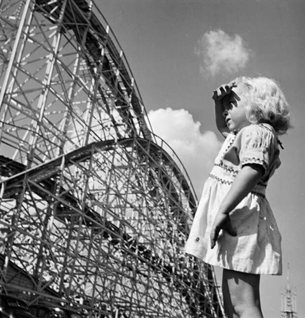 Девочка в парке развлечений Пэлисэйдз, 1946 life, Стэнли Кубрик, звезды, знаменитости, режиссеры, фотограф, фотографии, юность гения
