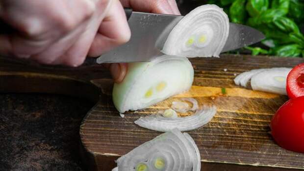 Стоп, слезы! Неочевидные трюки, как резать лук и не плакать