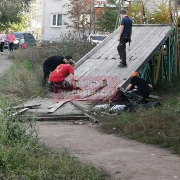 В Челябинской области панки отремонтировали горку в детском городке 