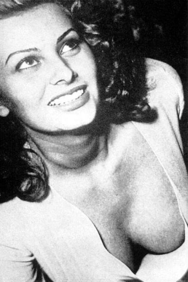 Полуобнажённая рудь Софи Лорен. Фото / Sophia Loren's breast. Photo