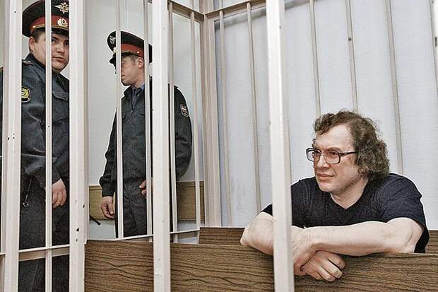 ЖЕНЩИНА, ПОХОРОНИВШАЯ МАВРОДИ