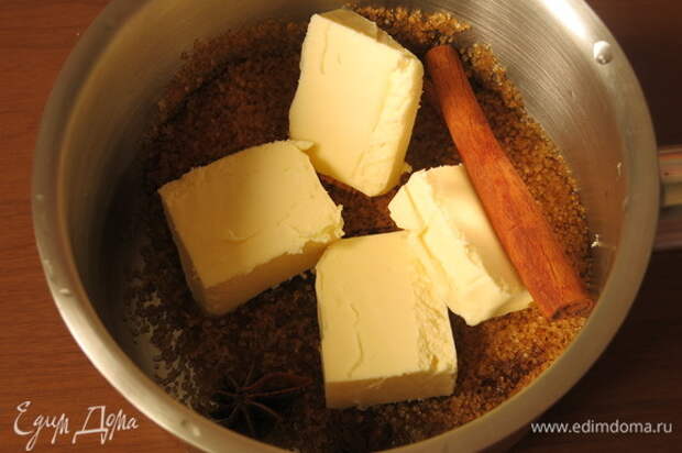Соединяем сахар коричневый масло, кладем бадьян и корицу и ставим на огонь умеренный.
