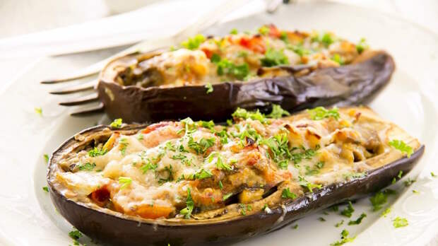 30 минут на кухне: лодочки из баклажанов с сыром и яйцом