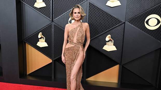 Известная телеведущая посетила «Грэмми» в платье с разрезом до пояса
