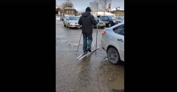 Появилось видео, на котором житель Иванова едет на лыжах с палками по асфальту