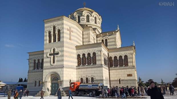 В Севастополе жители Мурманска с удовольствием купаются в холодном Черном море