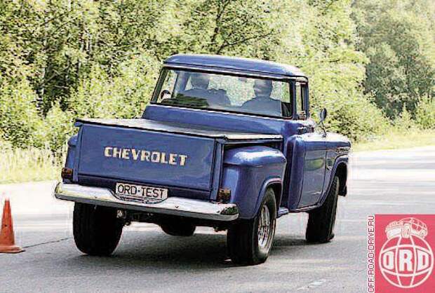 При всем уважении, это все что угодно, но не прохождение «змейки». Да, в ходе выполнения данного упражнения Евгений Сперанский достиг просто невероятной скорости перехвата руля, но даже на весьма скромной скорости (эту машину мы, знаете ли, берегли) о четкости управления не могло быть и речи. Эх, ему бы руль «по острее» – получился бы стандартный рессорный внедорожник.