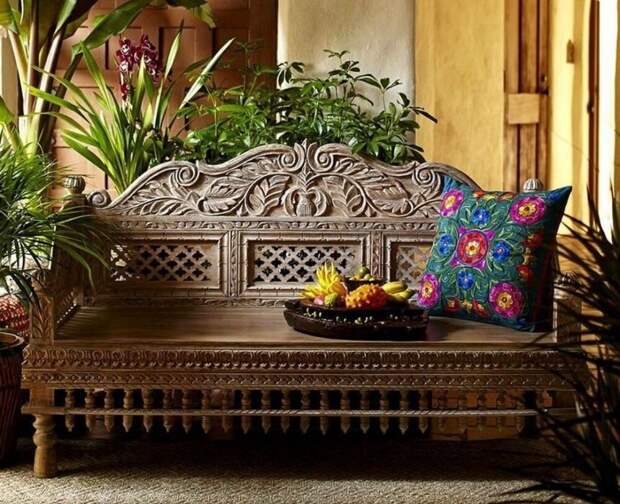 Индийская мебель и предметы декора придают интерьеру особую элегантность, оригинальность и некий уют. Они отличаются яркими красками, интригующими узорами и уникальной резьбой.