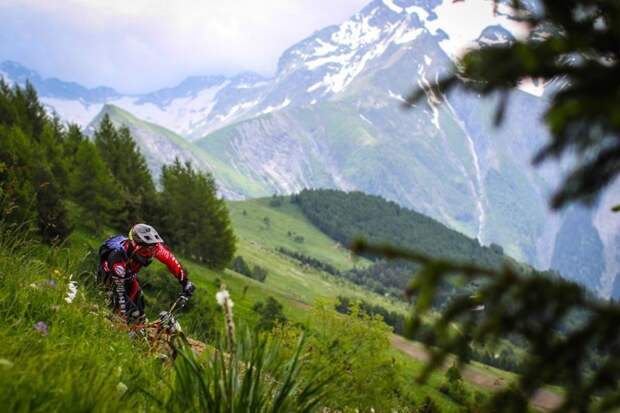 Mountain of Hell спуск велогонщиков с горы велогонки, велосипед и эндуро, гонка, спуск с горы на велосипеде, экстремальный спорт, экстрим, эндуро