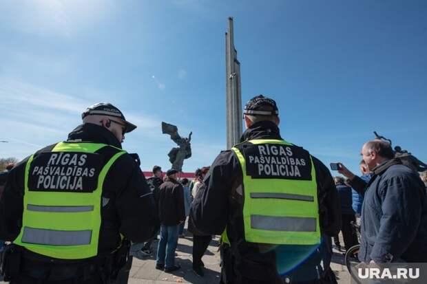 За попытку возложить цветы или отметить День Победы 9 мая в Латвии предусмотрен штраф Фото: Таисия Воронцова/ТАСС