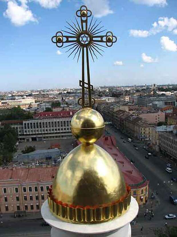 крест Свято-Троицкого храма в Санкт-Петербурге
