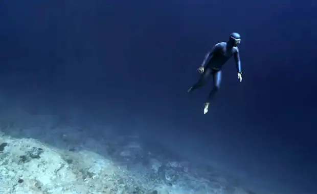 Комплекс Сделайте сплитом глубокое дыхание и полупродувку: каждому упражнению уделите по полторы минуты. Закончив, вдыхайте и задерживайте дыхание на две с половиной минуты — следите за временем по секундомеру. Как только таймер остановится, снова сделайте три полных глубоких вдоха-выдоха.