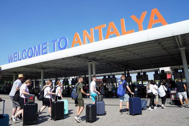 В аэропорту Антальи массово задерживают рейсы из-за забастовок диспетчеров