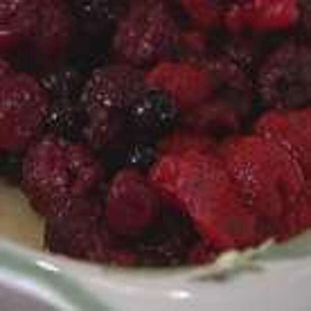 Керамическую форму для выпечки смазать сливочным маслом, посыпать оставшимся сахаром и выложить ягоды.