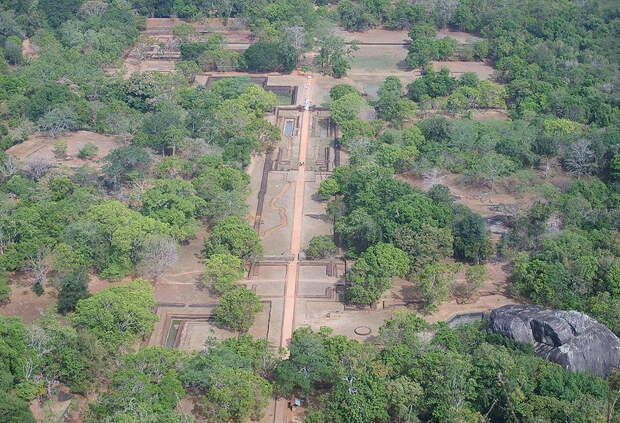 Файл: Sigiriya сад от top.jpg