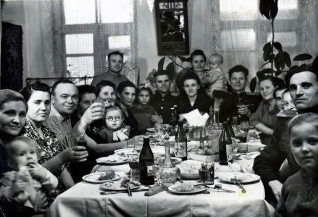 Лайфхак для большого застолья. /Фото: meme-arsenal.com Лайфхак для большого застолья. /Фото: meme-arsenal.com