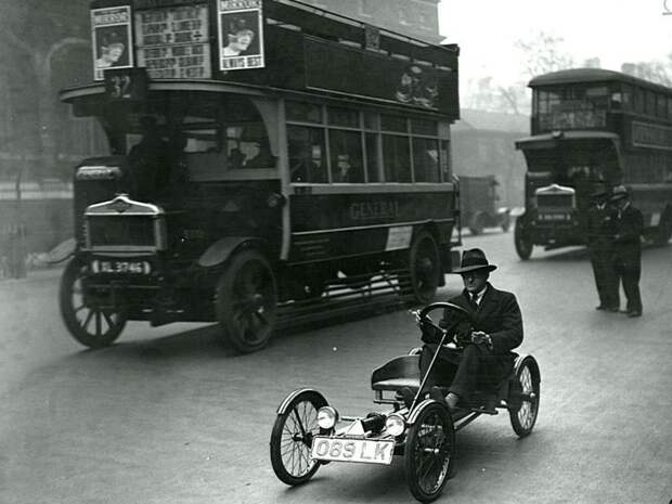 2-х местный электромобиль на улице Лондона. 1929 год Весь Мир в объективе, ретро, старые фото
