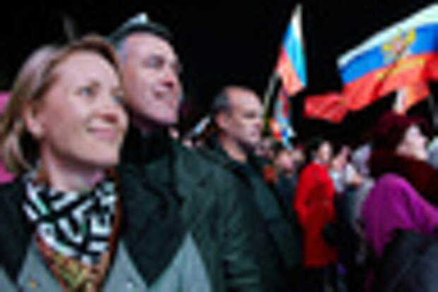 Праздничный салют в честь третьей годовщины воссоединения Крыма с Россией в Севастополе