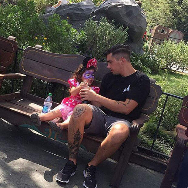 Папа с маленькой красавицей.  Instagram: dilfs_of_disneyland.