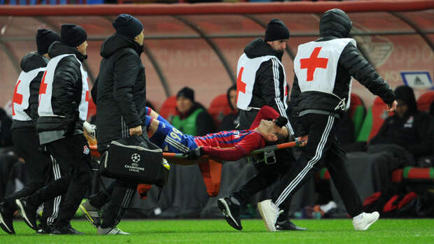 Вчера. Москва. Черкизово. "Локомотив" - ЦСКА - 1:0. 69-я минута. Травмированного полузащитника армейцев Бибраса НАТХО уносят с поля. Фото Алексей ИВАНОВАлексей ИВАНОВ, "СЭ"