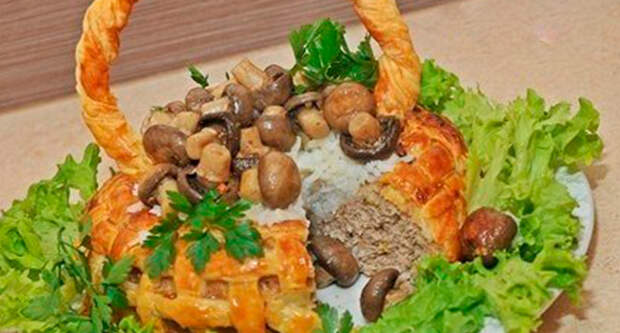 Корзина из слоеного теста с мясом и грибами