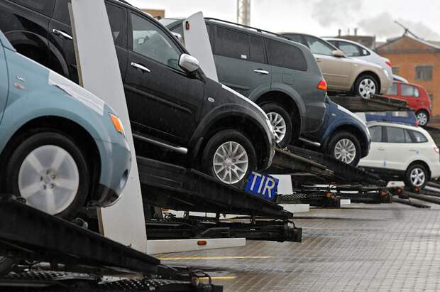 В России опять меняют утильсбор. Что это означает и подорожают ли машины снова?