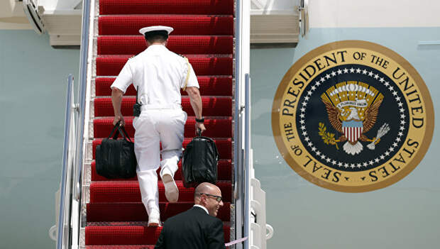 Ядерный чемоданчик президента США Дональда Трампа. Архивное фото