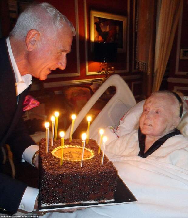 Фредерик Принц фон Анхальт с тортом на 95 день рождения Габор  Жа Жа Габор, актриса, жизнь, смерть